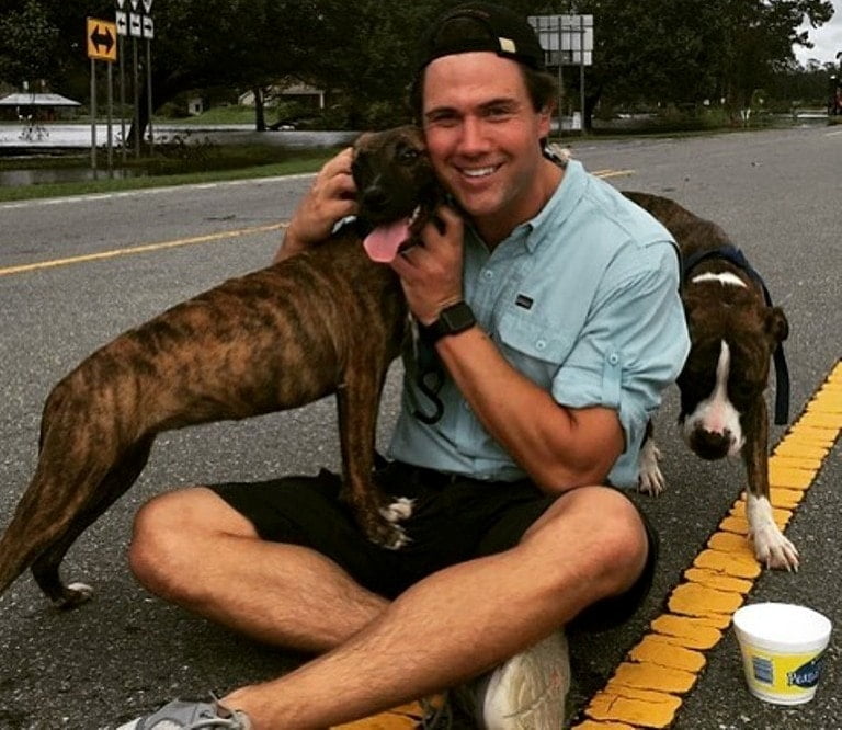 Leland Vittert  feeds street dogs!